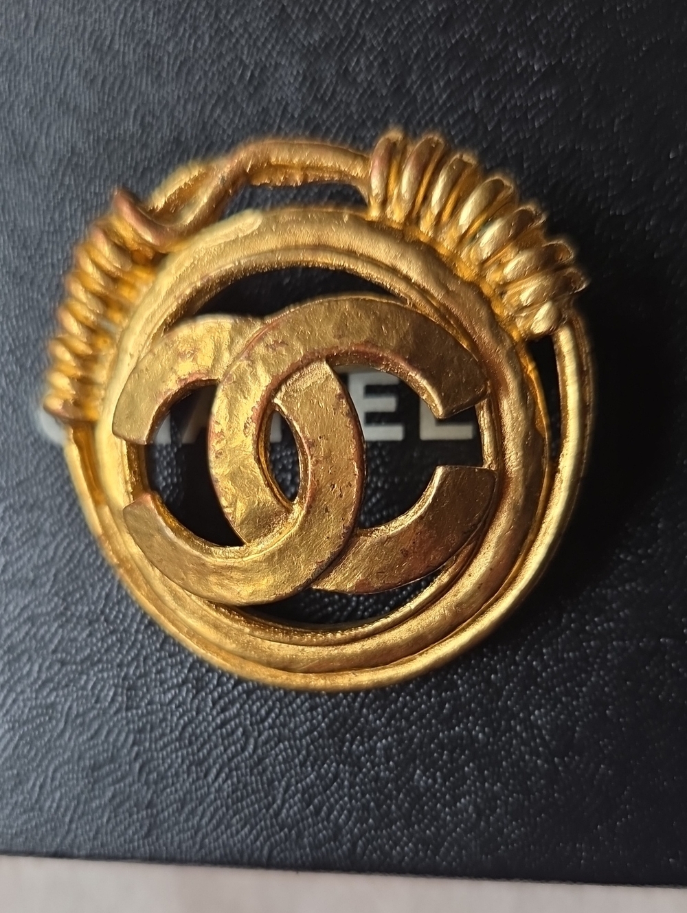 CHANEL Coco Mark Gold-Tone Interlocking CC Rope Circle Brooch - Picture 2 of 5